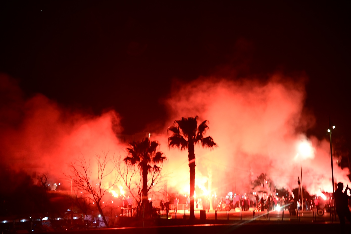 Η νύχτα έγινε μέρα στον Πειραιά για τα 100 χρόνια του Ολυμπιακού &#8211; Δείτε βίντεο και φωτογραφίες