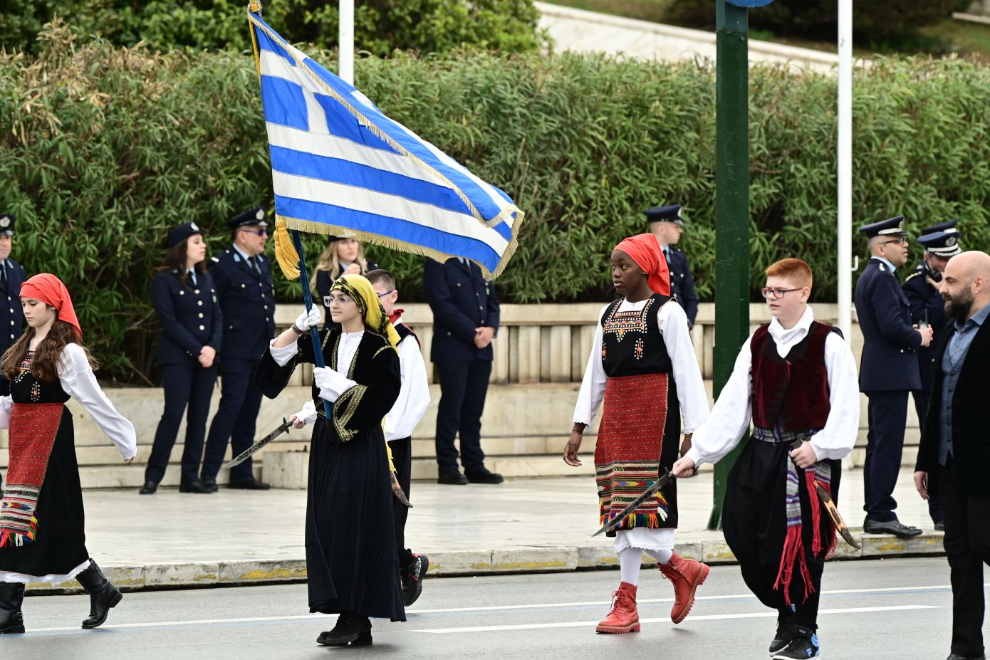 Βίντεο και φωτογραφίες από τη μαθητική παρέλαση στο κέντρο της Αθήνας &#8211; Οι κλειστοί δρόμοι