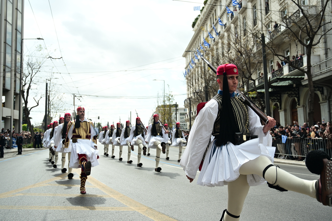 Στο έλεος της σκόνης και των λασποβροχών η χώρα &#8211; Με τι καιρό θα διεξαχθούν οι παρελάσεις για την 25η Μαρτίου