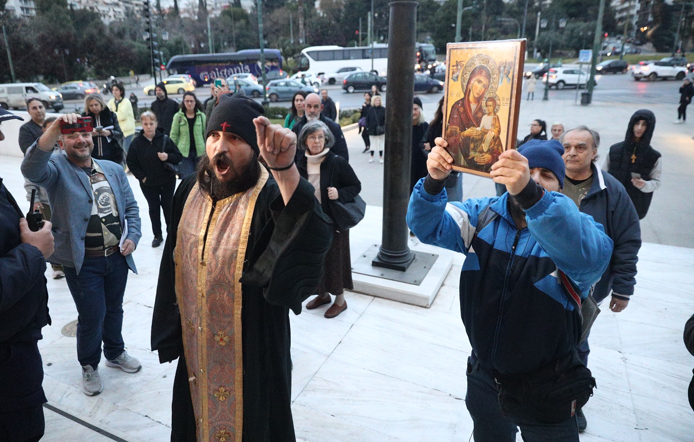 Ένταση στην Εθνική Πινακοθήκη: Εξαγριωμένοι υπερορθόδοξοι προπηλάκισαν τα σωματεία εργαζομένων που διαδήλωναν υπέρ της Τέχνης