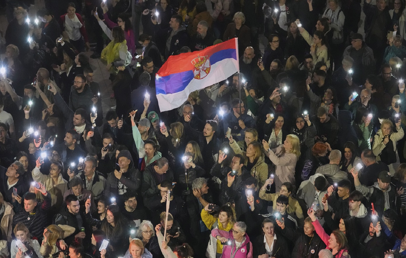 Συγκλονιστικές εικόνες από την ιστορική διαδήλωση του Σαββάτου στο Βελιγράδι – Περισσότερες από 300.000 στους δρόμους