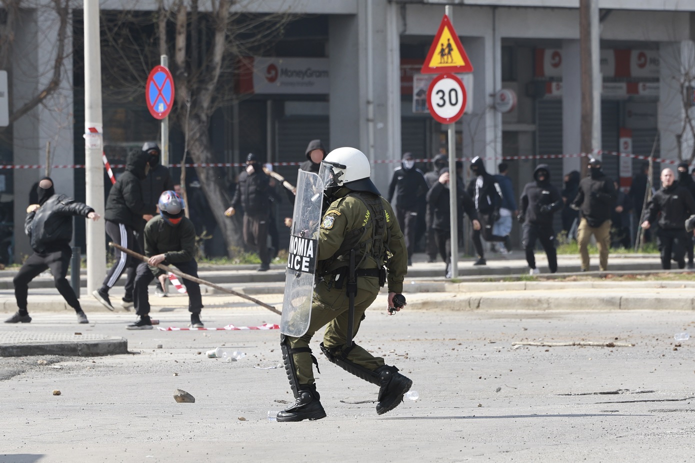 Αστυνομικοί Θεσσαλονίκης: Να κινηθούν ποινικές διαδικασίες για όσους γράφουν ότι αστυνομικοί με πολιτικά κάνουν τα επεισόδια