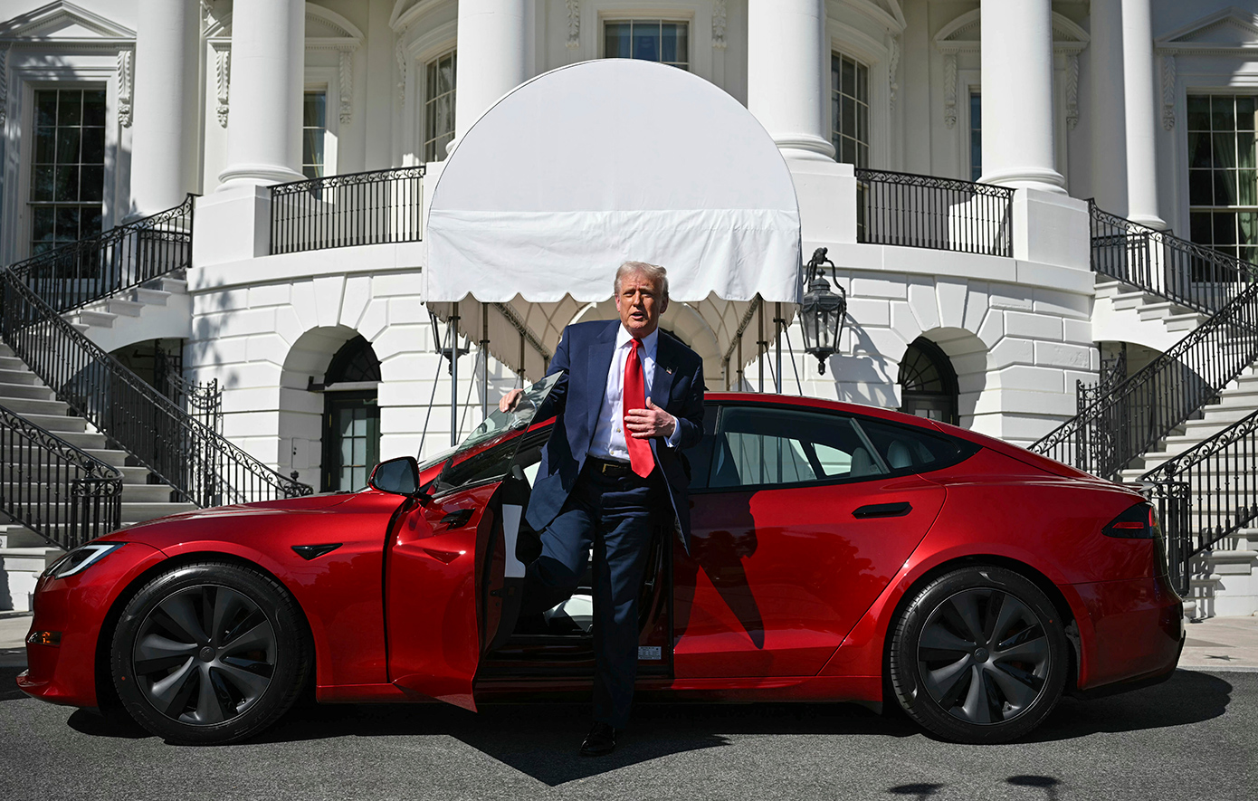 Ο Τραμπ διαφημίζει αμάξια της Tesla έξω από τον Λευκό Οίκο &#8211; «Τρομοκρατία οποιαδήποτε βία κατά των αντιπροσωπειών της»