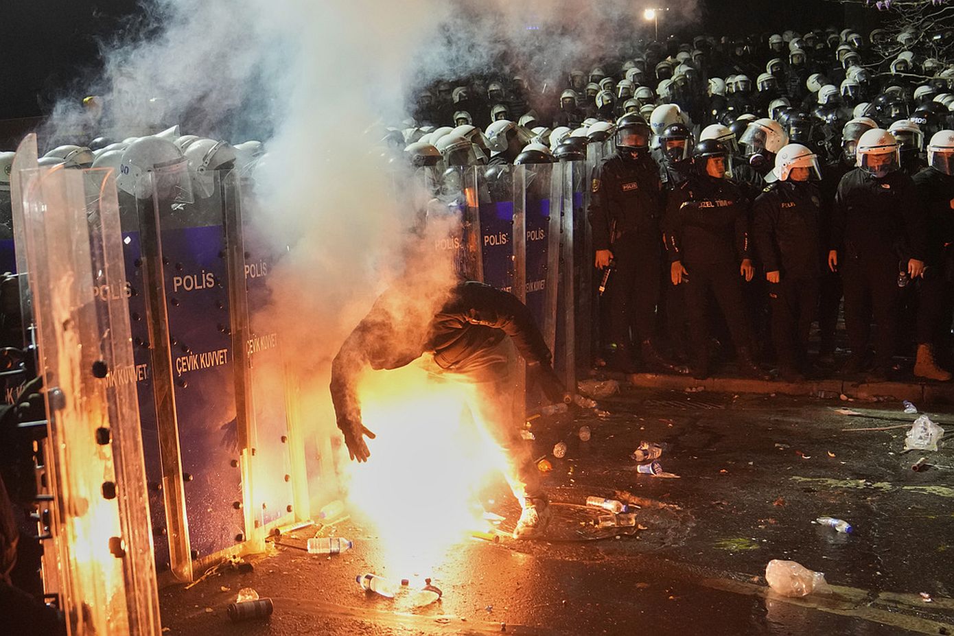 Κωνσταντινούπολη: Επεισόδια μεταξύ αστυνομίας και υποστηρικτών του Ιμάμογλου έξω από το δικαστικό μέγαρο