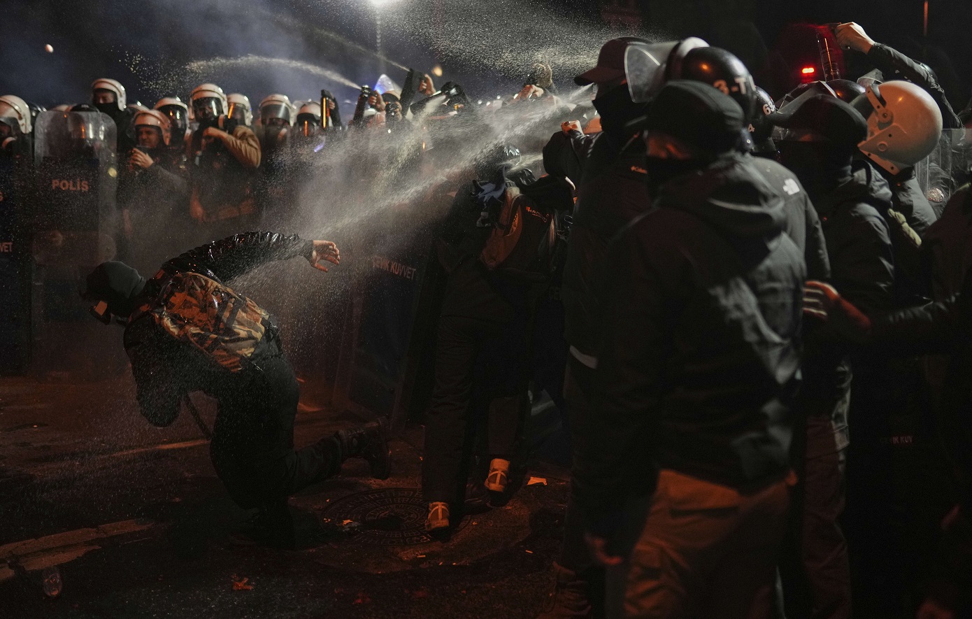 Την προφυλάκιση του Ιμάμογλου ζητούν οι εισαγγελείς &#8211; Έκρυθμη η κατάσταση και τέταρτη νύχτα επεισοδίων στην Κωνσταντινούπολη