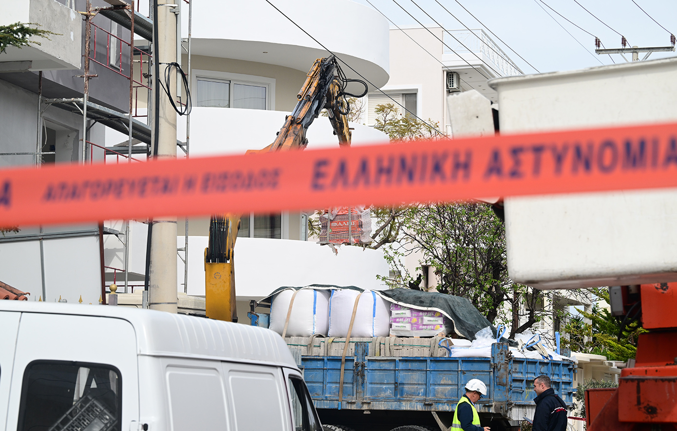 Συνελήφθησαν δύο εργολάβοι μετά το εργατικό δυστύχημα στη Βούλα, οδηγούνται στον εισαγγελέα