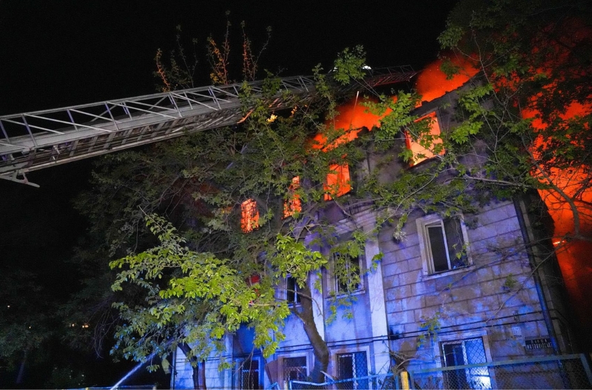 Νεκροί και τραυματίες από πλήγμα σε σχολείο, καταγγέλουν οι ουκρανικές αρχές από «μαζική ρωσική επίθεση» στην Οδησσό