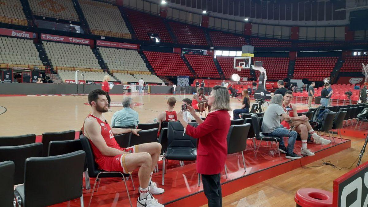Χαμόγελα και φλας στο ΣΕΦ πριν από το Final Four – Media day με χιούμορ και στυλ για τον Ολυμπιακό