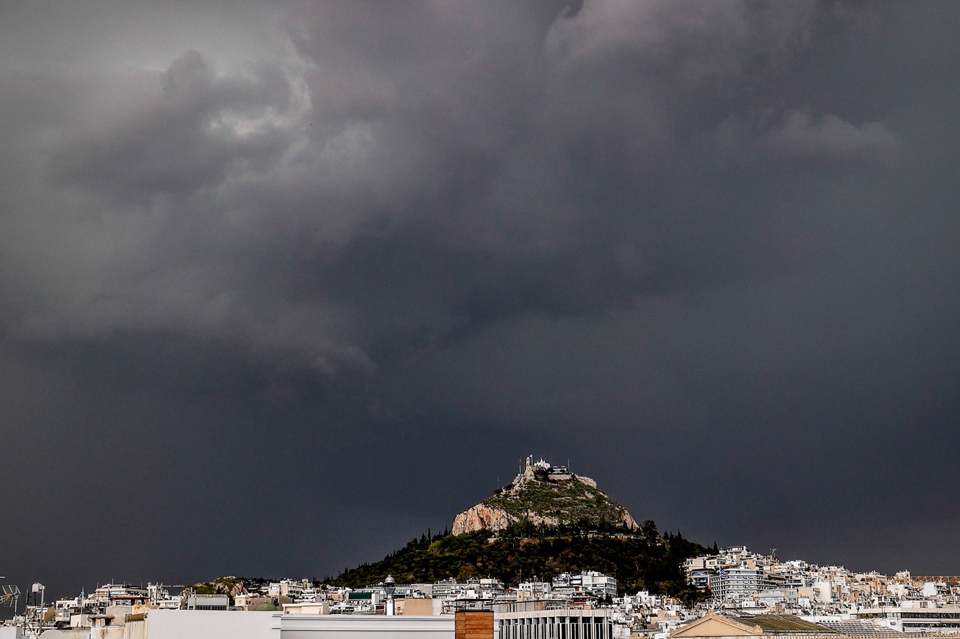 Διαφωνία μετεωρολόγων για τον καιρό: «Πότε αποφασίσαμε ότι κάθε βροχή είναι κακοκαιρία;» – Η εξέλιξη των επόμενων ημερών