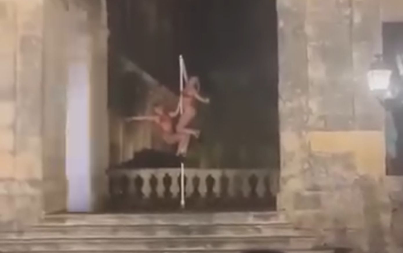 Το pole dancing ημίγυμνων γυναικών έξω από τα Ανάκτορα της Κέρκυρας προκαλεί έντονες αντιδράσεις