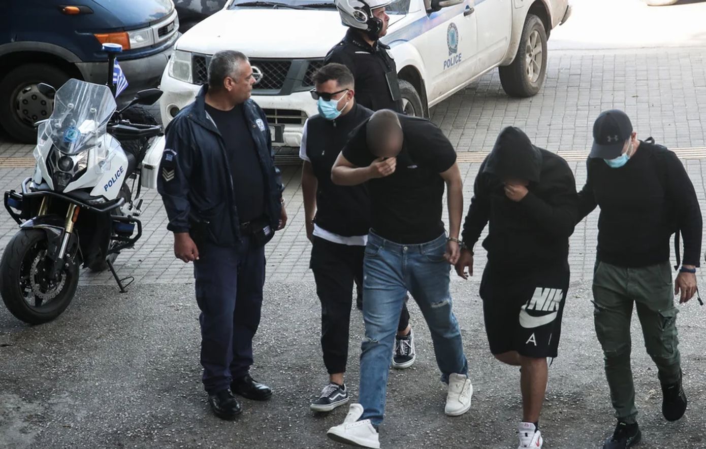 Ενώπιον του ανακριτή οι 13 ανήλικοι που συνελήφθησαν για συμμετοχή σε ακροδεξιά εγκληματική οργάνωση – Δήλωσαν άγνοια