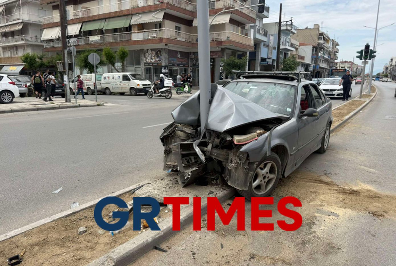 Σοβαρό τροχαίο στη Θεσσαλονίκη – Η στιγμή που Ι.Χ. καρφώνεται σε κολόνα