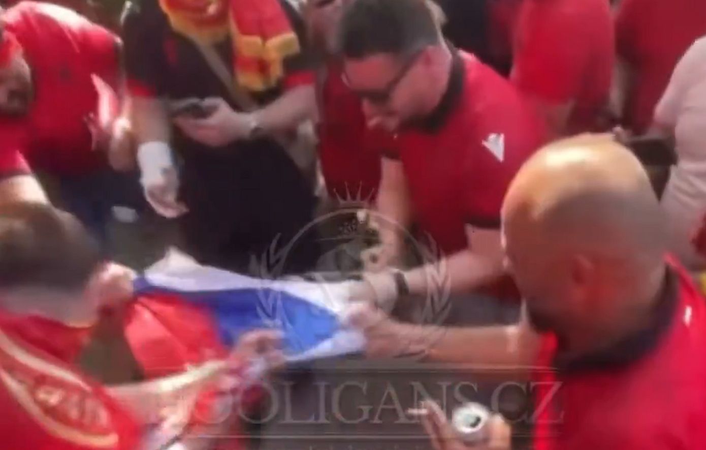 Αλβανία – Σερβία: Αλβανοί οπαδοί τραγουδώντας συνθήματα έσκισαν σημαία της αντιπάλου τους