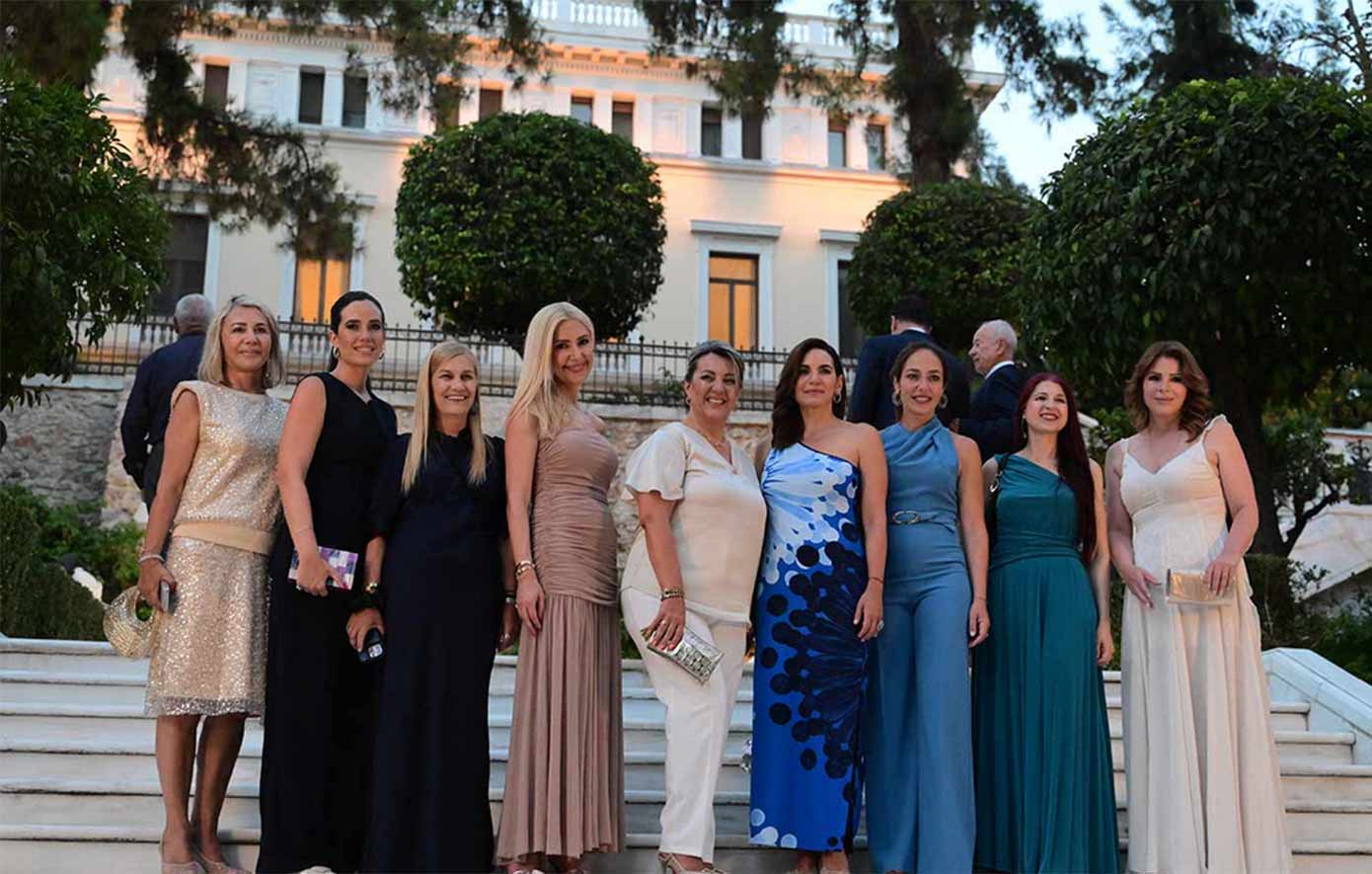 51η επέτειος από την αποκατάσταση της Δημοκρατίας: Οι σικάτες εμφανίσεις των γυναικών στο Προεδρικό Μέγαρο