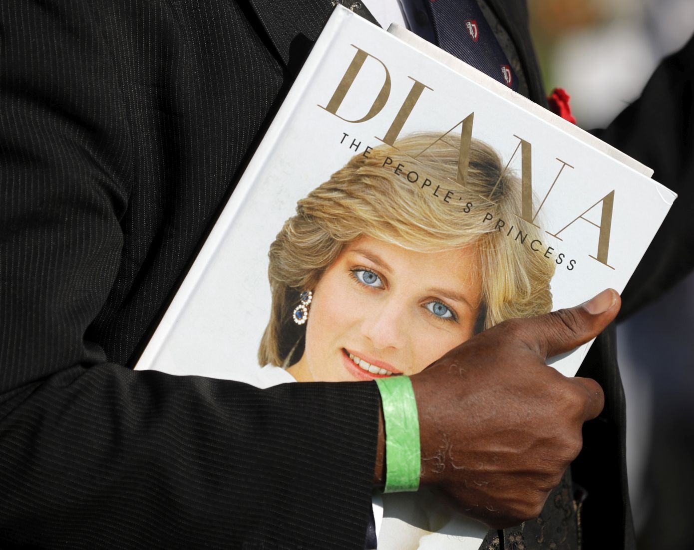 Ο οίκος Dior τιμά ξανά την πριγκίπισσα Diana με μια νέα εκδοχή της εμβληματικής Lady Dior