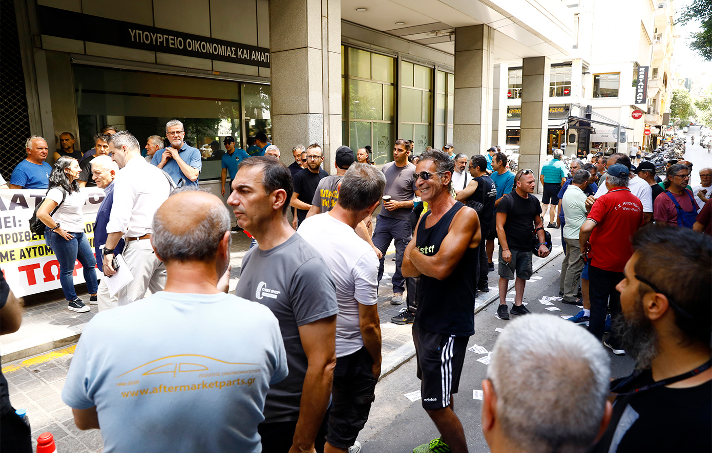 «Tαφόπλακα για τα συνεργεία το “Ψηφιακό Πελατολόγιο”» – Συγκέντρωση του κλάδου στο υπουργείο Οικονομικών