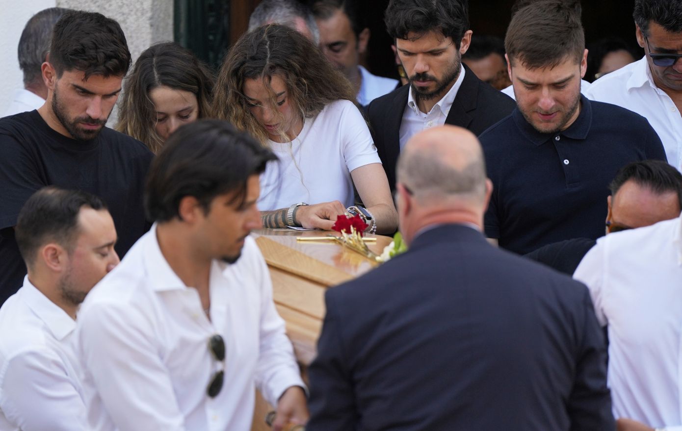 Ντιόγκο Ζότα: Θρήνος στην κηδεία του ποδοσφαιριστή της Λίβερπουλ και του αδερφού του – Μαζί έφτασαν στην εκκλησία τα δύο φέρετρα
