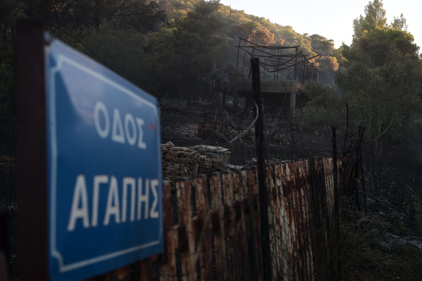 Η επόμενη ημέρα μετά τη μεγάλη φωτιά στην Αττική: Κάηκαν σπίτια σε Πικέρμι, Ραφήνα, Σπάτα