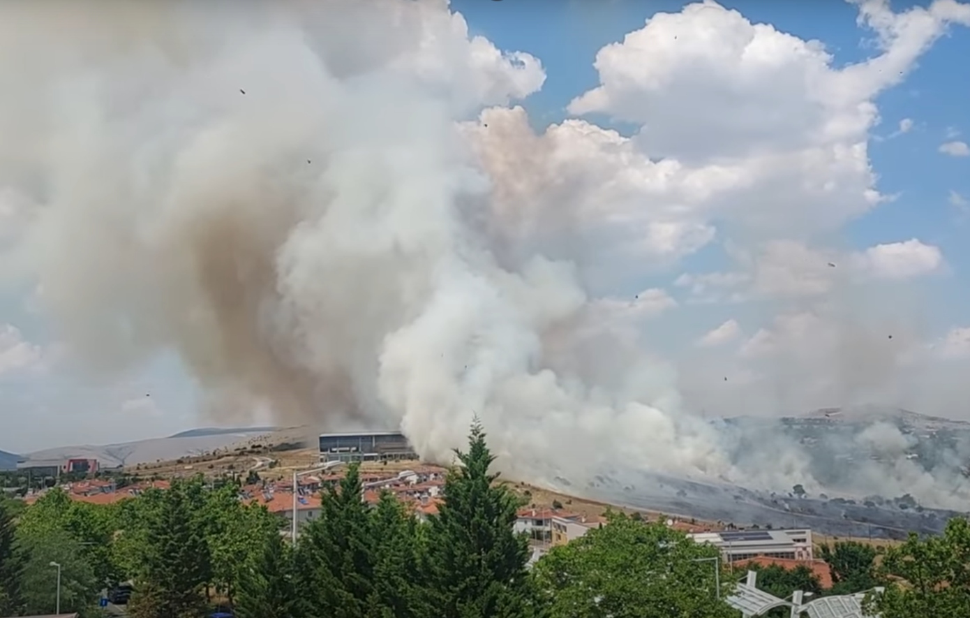 Φωτιά στην Κοζάνη, κοντά στην Πανεπιστημιούπολη – Εκκενώθηκε το Πανεπιστήμιο, μήνυμα από το 112