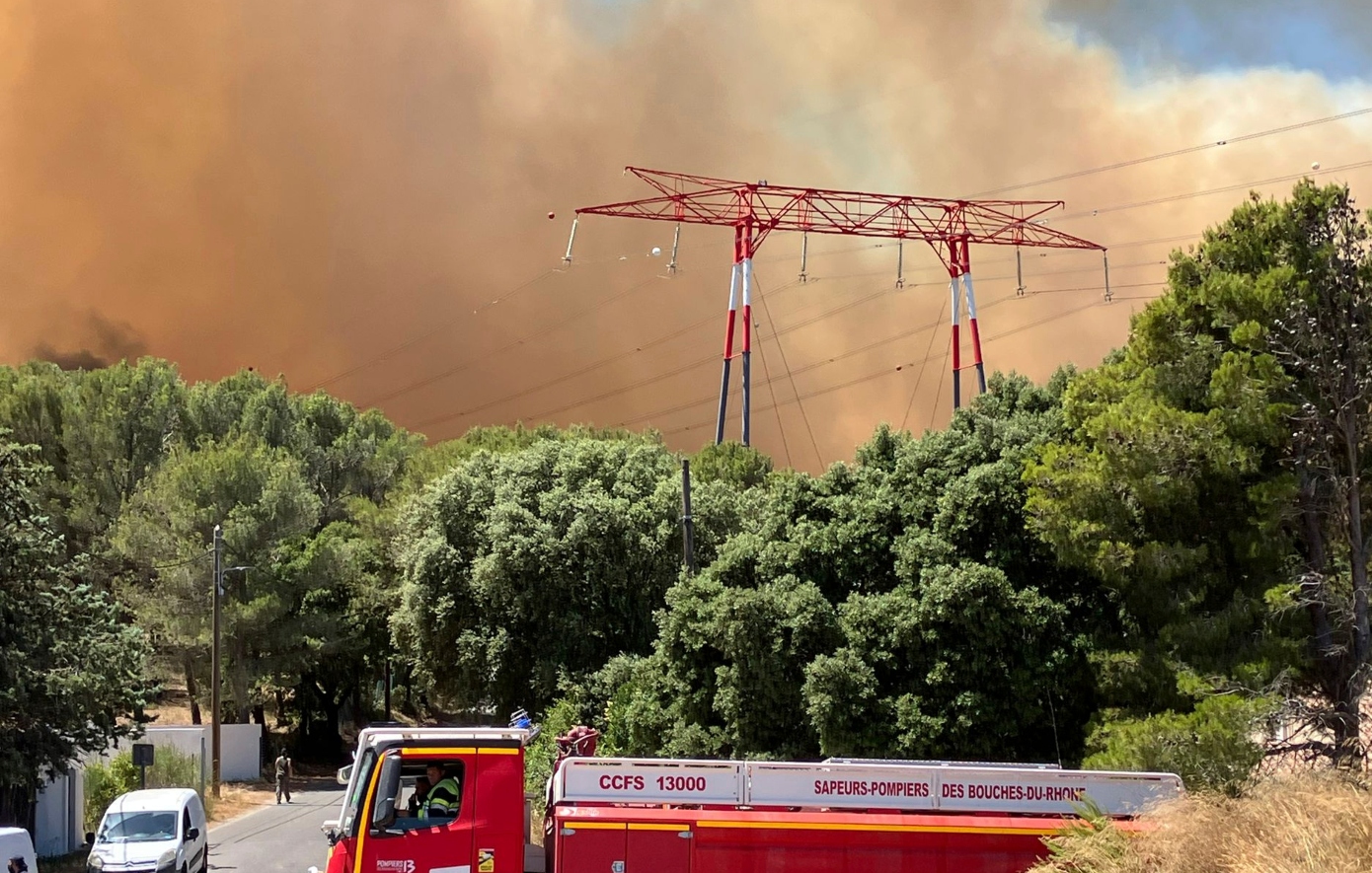 Μεγάλη φωτιά στη Γαλλία: Στα περίχωρα της Μασσαλίας οι φλόγες, έκλεισε το αεροδρόμιο – Ζημιές σε κτίρια