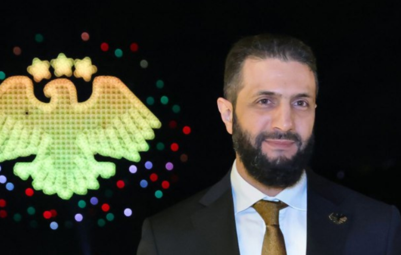 Ο πρόεδρος της Συρίας παρουσίασε το νέο εθνικό έμβλημα της χώρας – Τι συμβολίζει ο χρυσός αετός