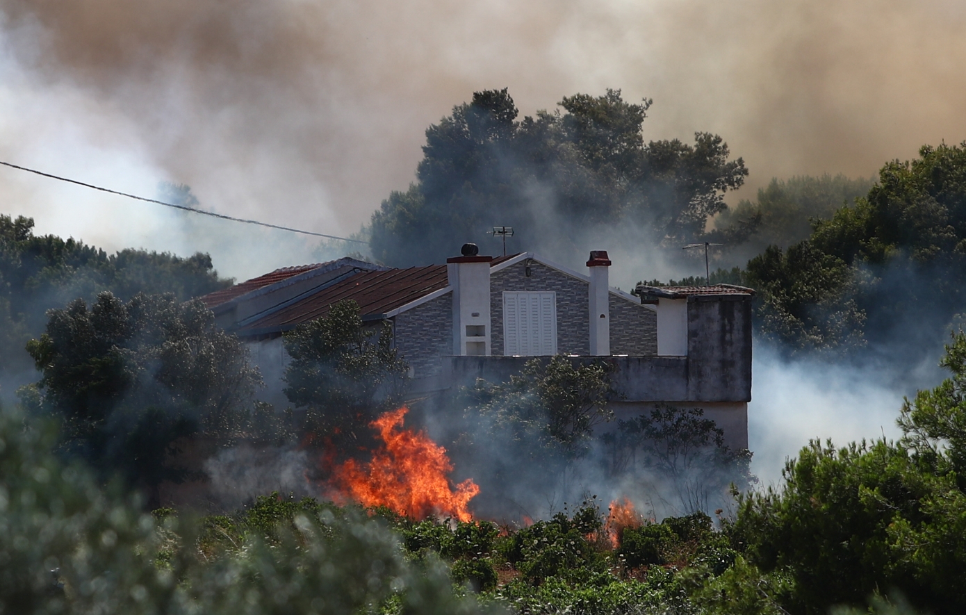 Σε ύφεση η πυρκαγιά στη Ραφήνα και στο Πικέρμι – Κάηκαν σπίτια, 51 απεγκλωβισμοί, μάχη με τις αναζωπυρώσεις