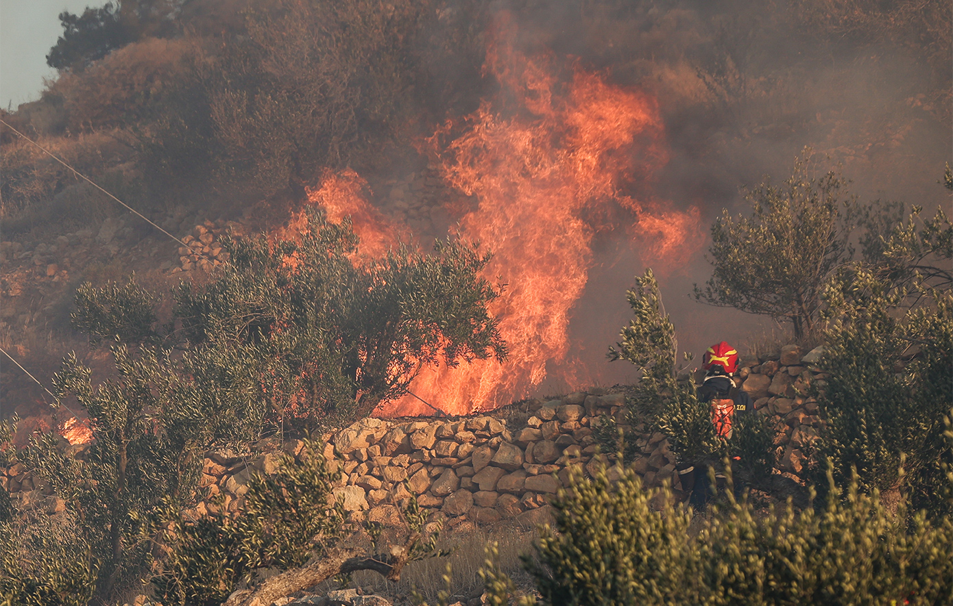 Φωτιά στην Πιερία – Επιχειρούν εναέρια