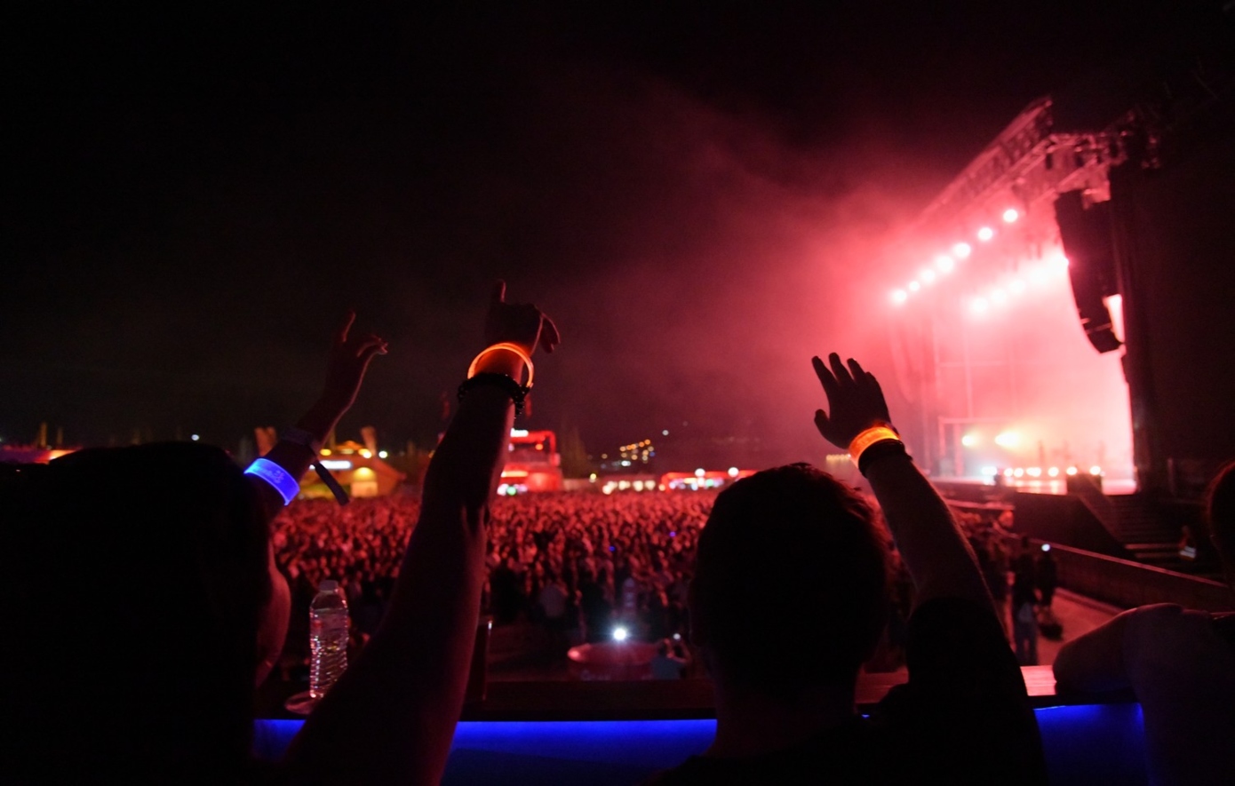 Είσαι όντως fan των London Grammar; Το opaponline.gr βρέθηκε στην Πλατεία Νερού & έψαξε τους γνώστες του συγκροτήματος