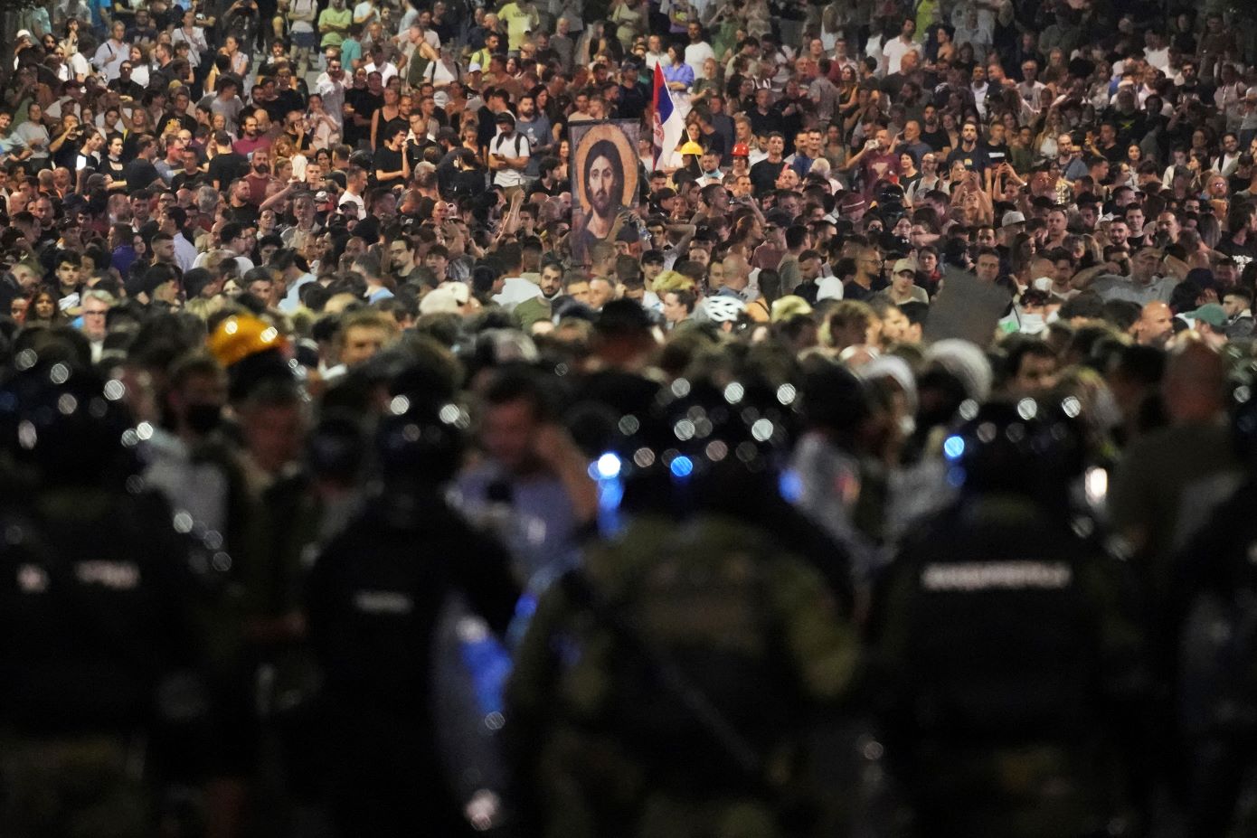 Νέο κύμα βίας στις διαδηλώσεις της Σερβίας – Επεισόδια και συγκρούσεις σε Βάλιεβο, Βελιγράδι και Νόβι Σαντ