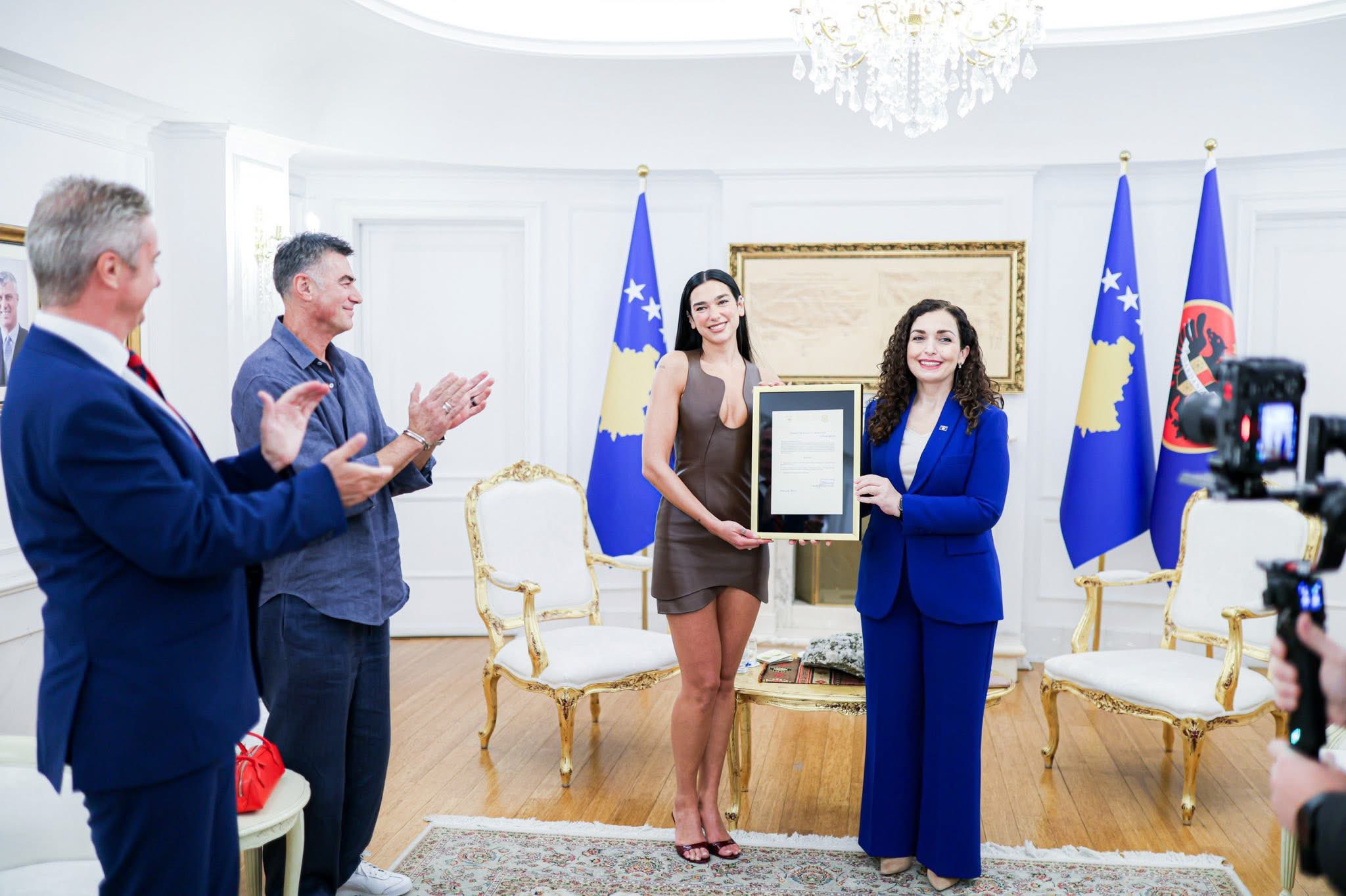 Την κοσοβαρική υπηκοότητα έλαβε η Ντούα Λίπα – «Είναι η φωνή και η περηφάνια μας», είπε η πρόεδρος