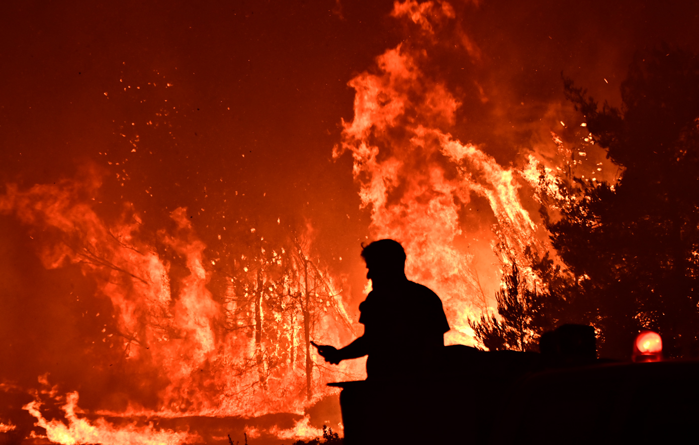 Μάχη με τις φλόγες για τρίτη ημέρα δίνουν οι πυροσβεστικές δυνάμεις στη νότια Γαλλία: Μαίνονται τα πύρινα μέτωπα