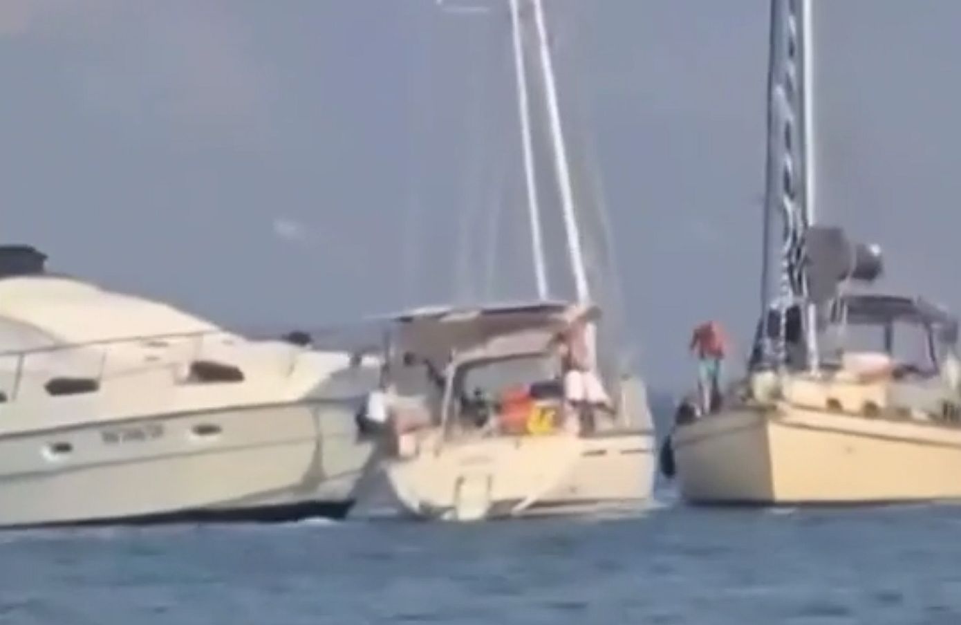 Ένα γιοτ πήρε σβάρνα δύο ιστιοφόρα στην Κέρκυρα – Δείτε καρέ-καρέ την πρόσκρουση στην Ερείκουσα