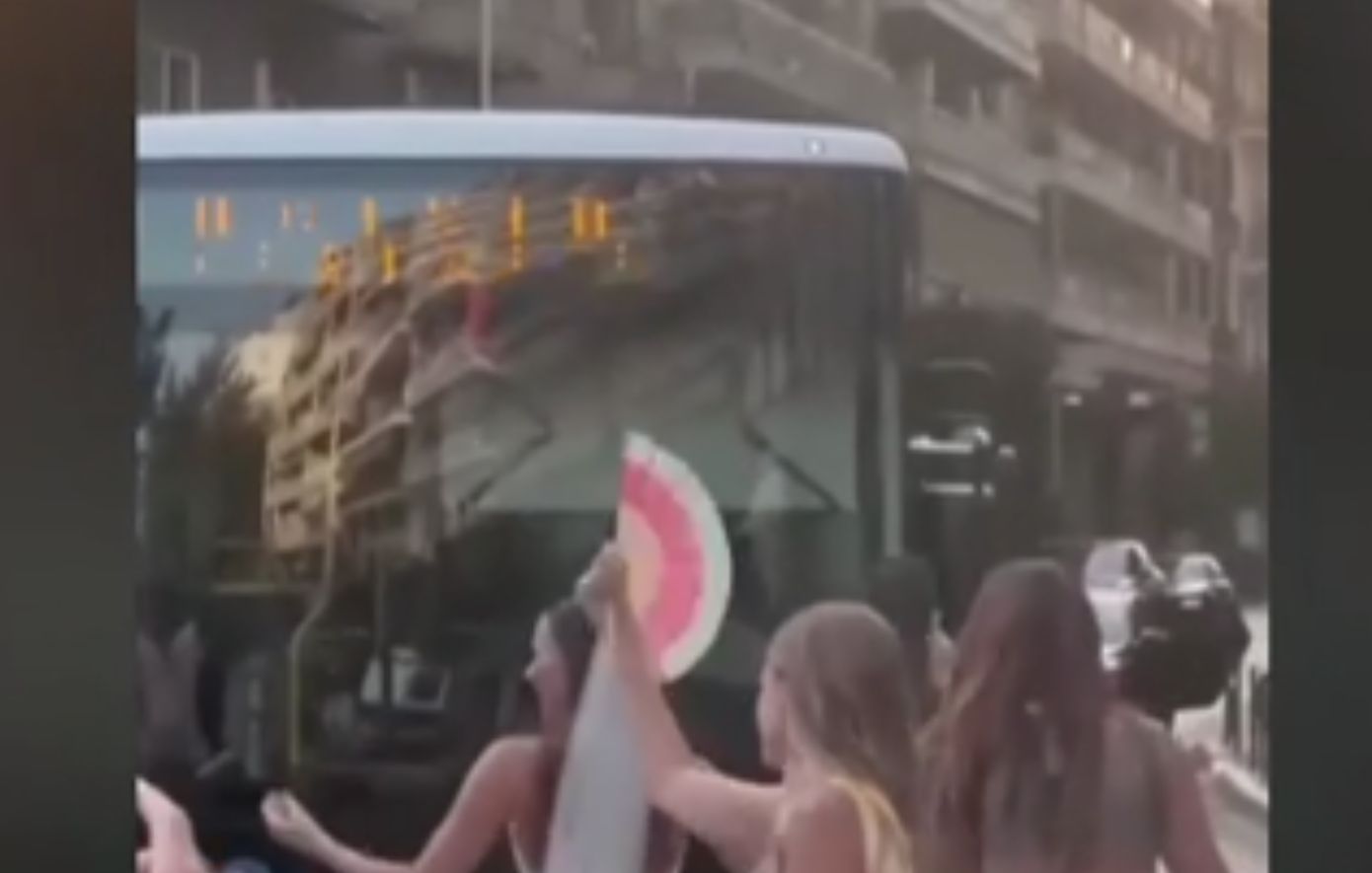 Νύφη σταμάτησε λεωφορείο του ΟΑΣΘ για να χορέψει στη μέση του δρόμου – Δείτε το βίντεο