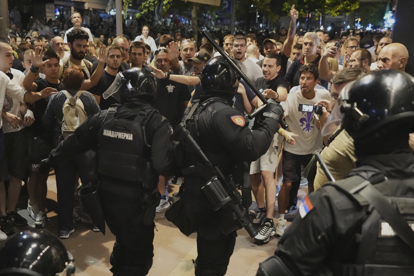 Νέο κύμα διαδηλώσεων στη Σερβία με επεισόδια και συγκρούσεις – Χιλιάδες άνθρωποι στους δρόμους