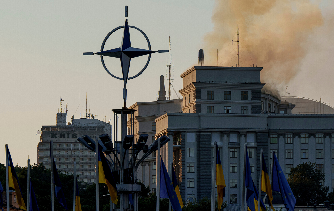 Χτυπήθηκε η έδρα της ουκρανικής κυβέρνησης, πρώτη φορά μετά το ξέσπασμα του πολέμου – Στις φλόγες το κτίριο