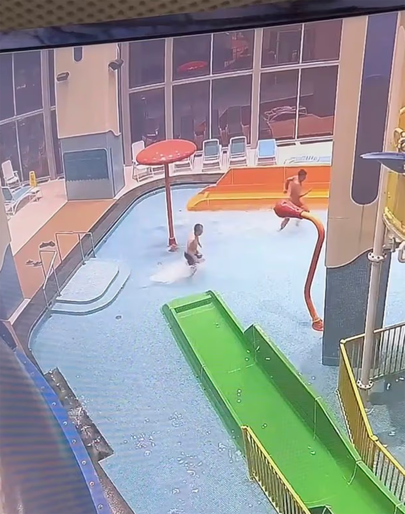 Υπάλληλος «μπούκαρε» σε water park για τα γενέθλια του γιου του – Τον έπιασαν από τις κάμερες αλλά δεν τον απέλυσαν