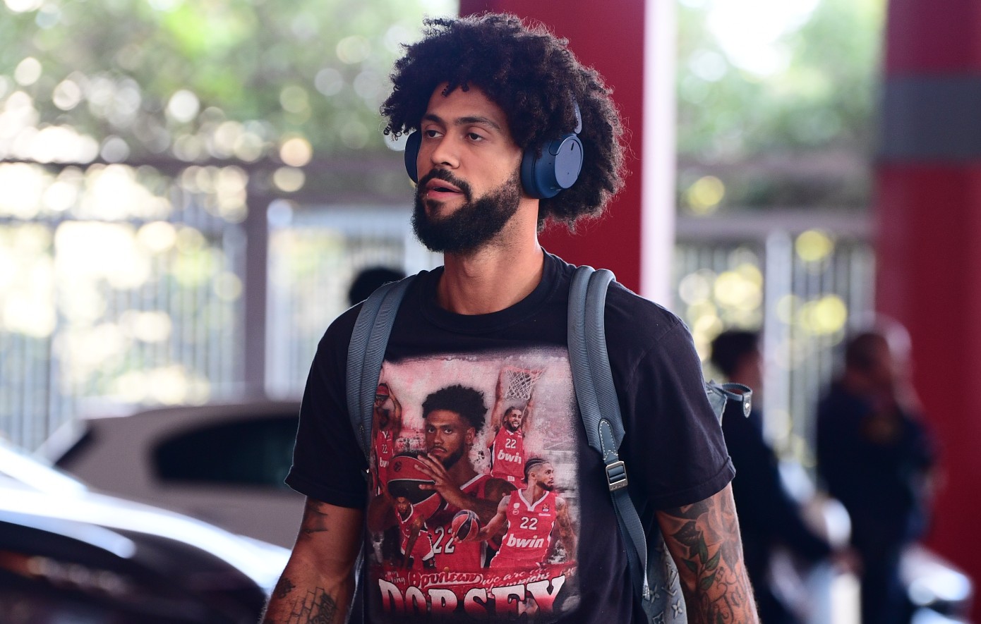 Ολυμπιακός – Παναθηναϊκός: Το t-shirt του Ντόρσεϊ έκλεψε την παράσταση στην άφιξη των ομάδων