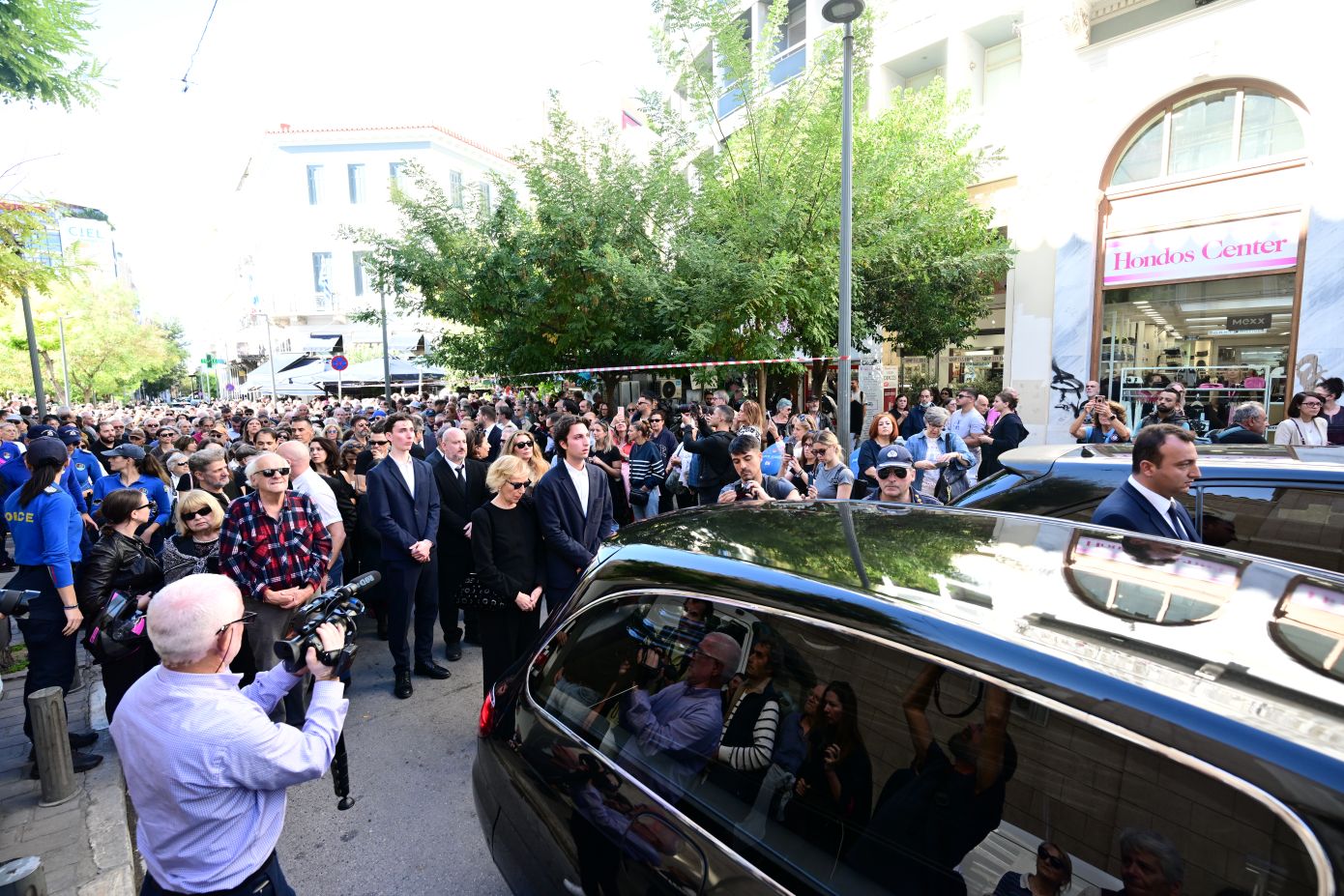 Η Ελλάδα αποχαιρετά τον Διονύση Σαββόπουλο: Η πομπή καθ’οδόν για το Α’ Νεκροταφείο – Live εικόνα