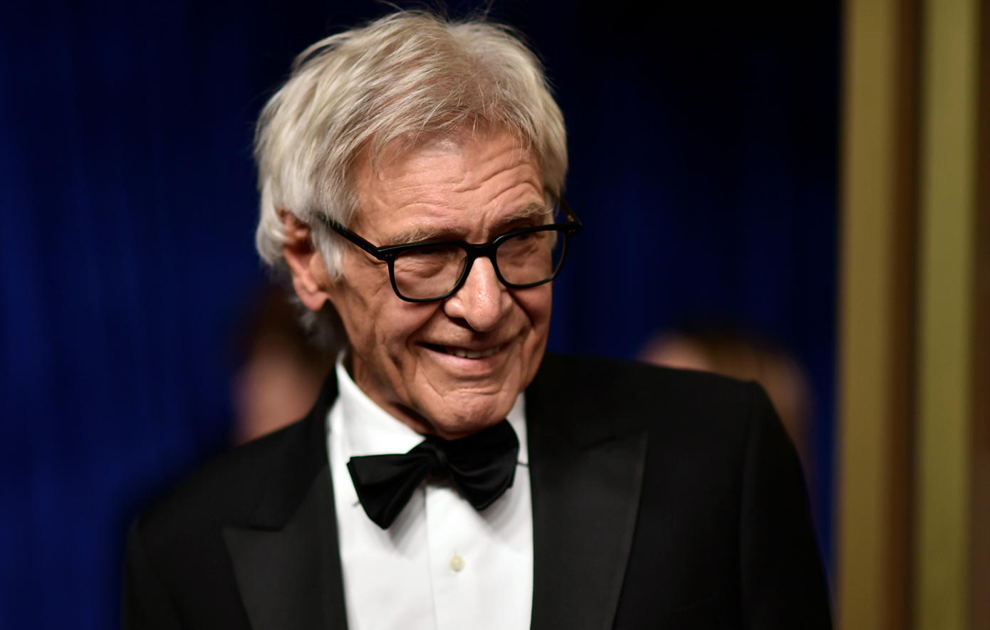 Ο Χάρισον Φορντ στα 83 του κάνει ποδήλατο στην ακτή του Λος Άντζελες και βάζει στους νεότερους τα γυαλιά