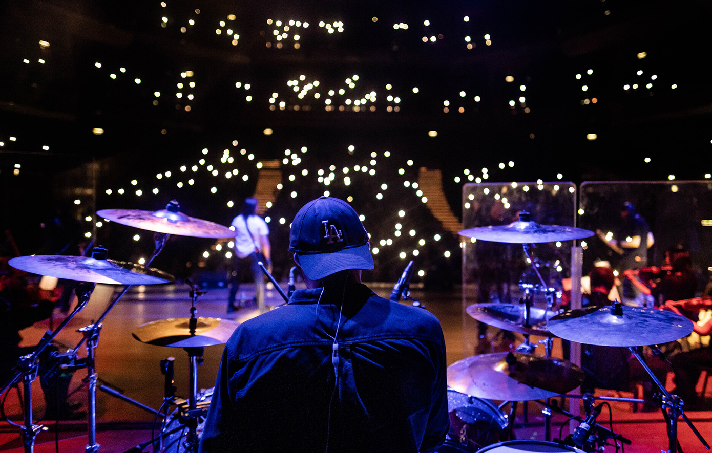 Η ενέργεια των Metallica συναντά τη συμφωνική ορχήστρα – Το υπερθέαμα που ζωντανεύει απόψε με τους Scream Inc. στο Christmas Theater