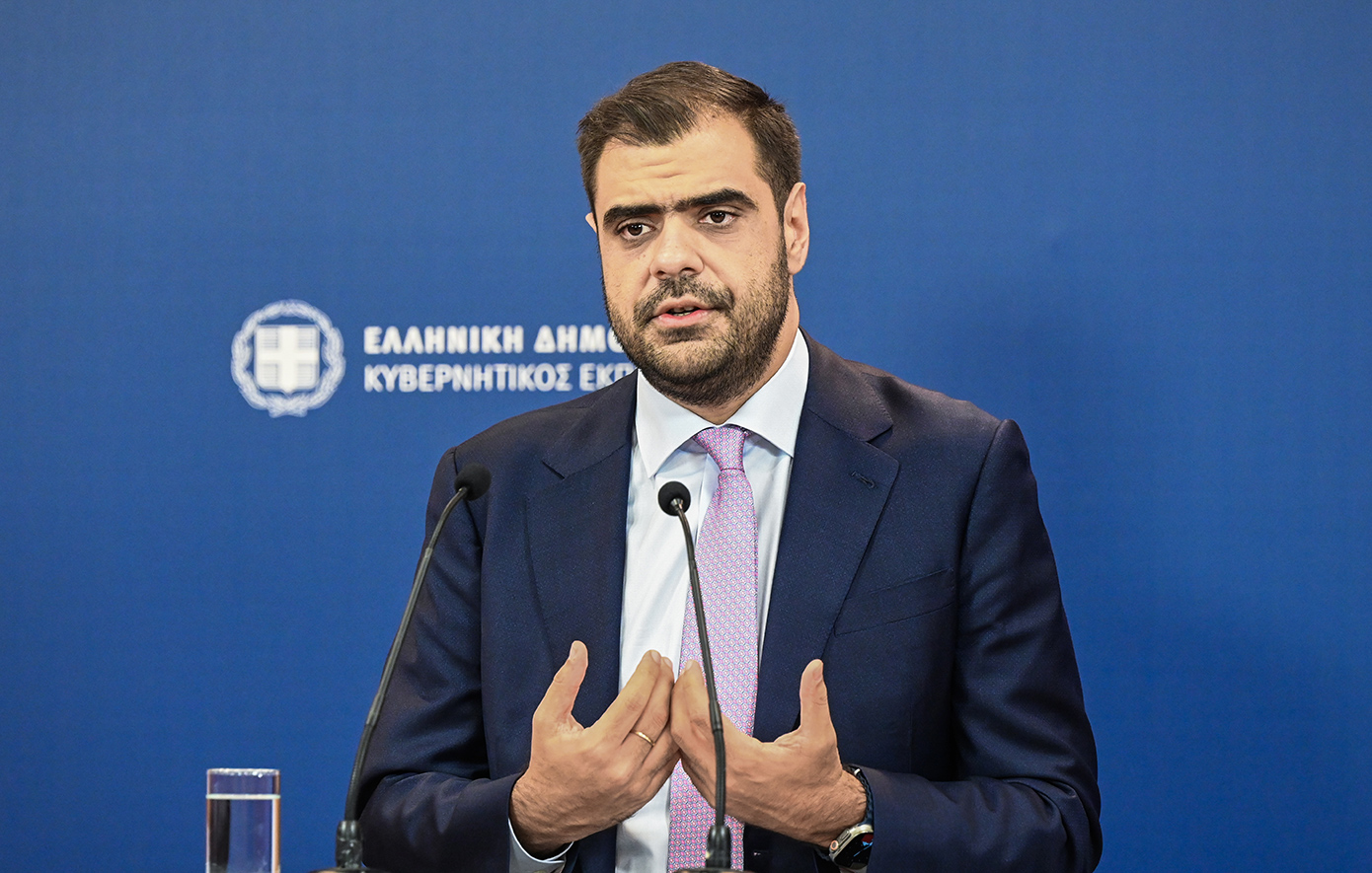 Παύλος Μαρινάκης: Ναι το τσιγάρο και η κιθάρα σε υπαίθριο χώρο, όχι μπροστά στον Άγνωστο Στρατιώτη – Κάποιοι επένδυσαν στο μπάχαλο