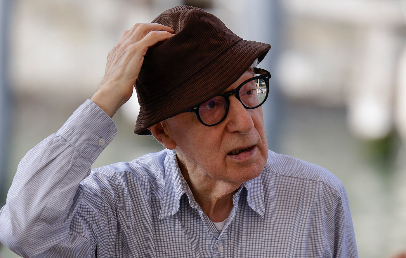 Ο Γούντι Άλεν βρήκε χρηματοδότηση για την επόμενη ταινία του παρά τις ακυρώσεις σε Ιταλία και Βαρκελώνη