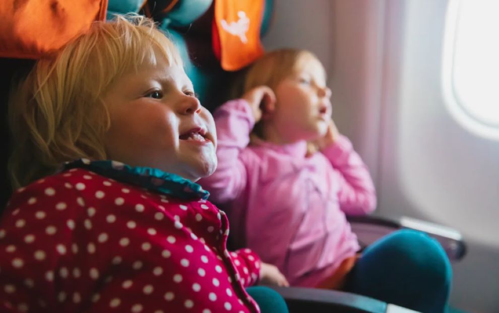 Επιβάτης φώναξε σε παιδί που τσίριζε σε όλη την πτήση – Γιατί τον αποθέωσε το διαδίκτυο