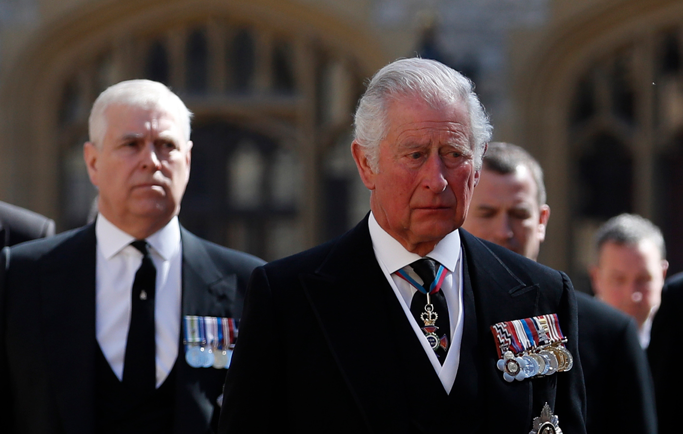 Σκέτο «Άντριου»: Ο βασιλιάς Κάρολος αφαιρεί τον τίτλο του «πρίγκιπα» από τον αδερφό του και τον διώχνει από το σπίτι