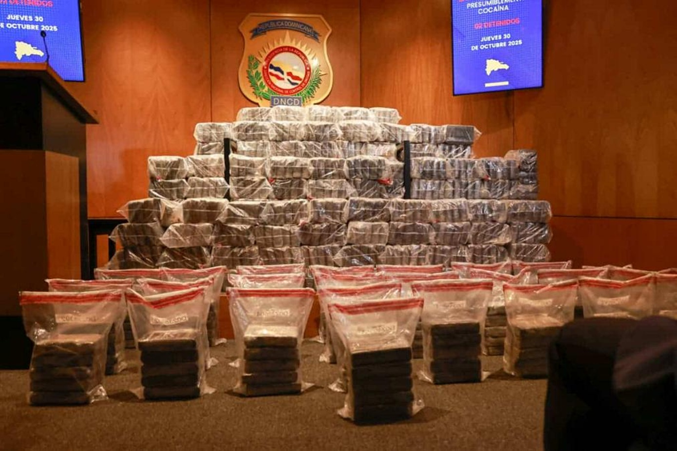Εντοπίστηκε πλοιάριο με 650 δέματα κοκαΐνης στη Δομινικανή Δημοκρατία