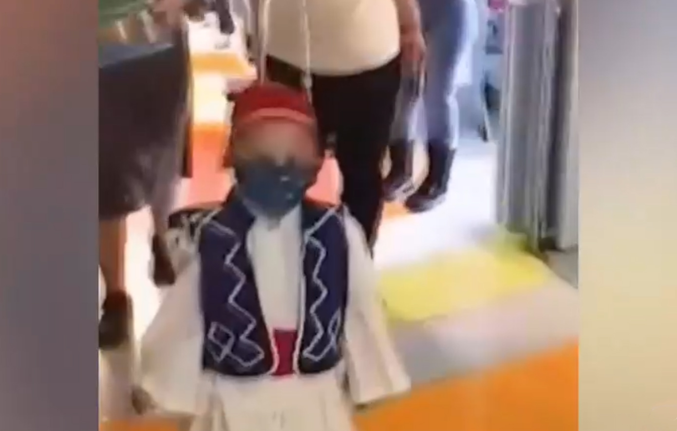 Συγκίνηση: Ο 5χρονος Γαβριήλ που δίνει μάχη με τον καρκίνο έκανε «παρέλαση» ντυμένος τσολιάς στο Ιπποκράτειο