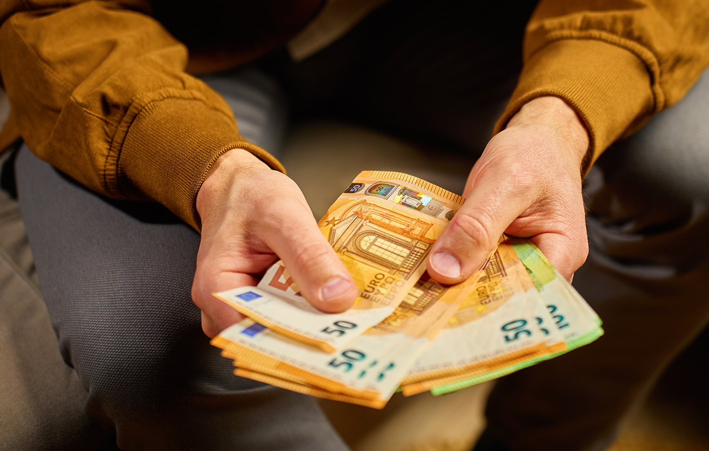 Ηλικιωμένος βγήκε στον δρόμο και πετούσε 50ευρα στο Άργος Ορεστικό
