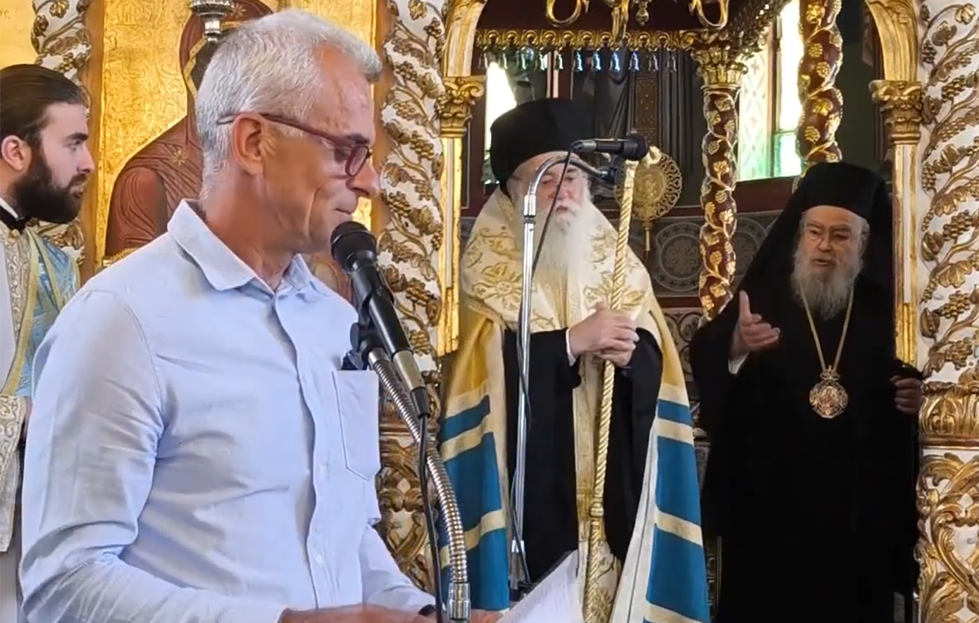 Μητροπολίτης επέπληξε διευθυντή σχολείου για την αμφίεσή του: «Με τα πουκάμισα έξω ήρθες να βγάλεις λόγο τέτοια ημέρα στην εκκλησία»