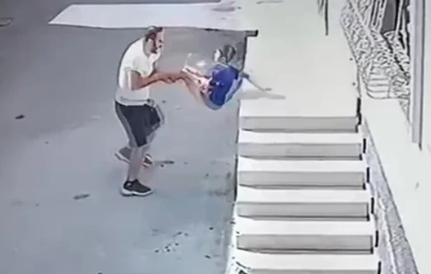 Σοκάρει βίντεο από την Τουρκία: Άνδρας κυνηγά 7χρονο παιδί, το πιάνει από τον αστράγαλο και το ρίχνει στο έδαφος