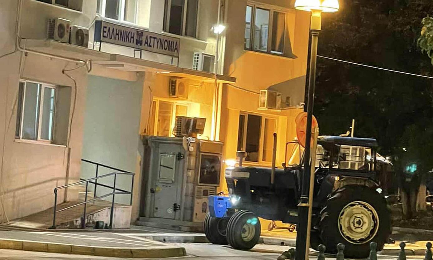 Αγρότης πήγε με τρακτέρ στο ΑΤ Πτολεμαΐδας για να διαμαρτυρηθεί για όσα συμβαίνουν στον τον ΟΠΕΚΕΠΕ – Βρέθηκε θετικός σε αλκοτέστ